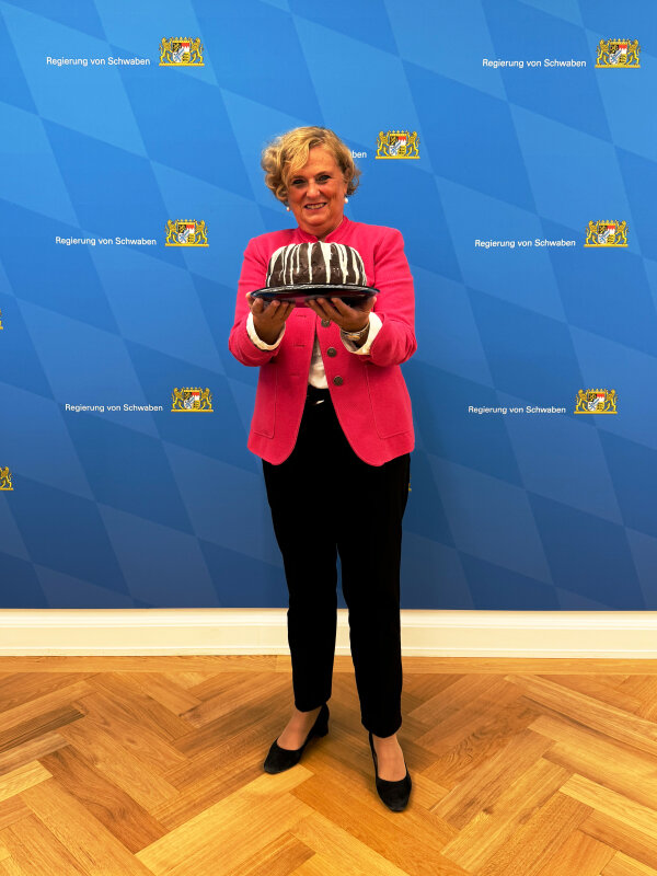 Frau Schretter Mit Kuchen