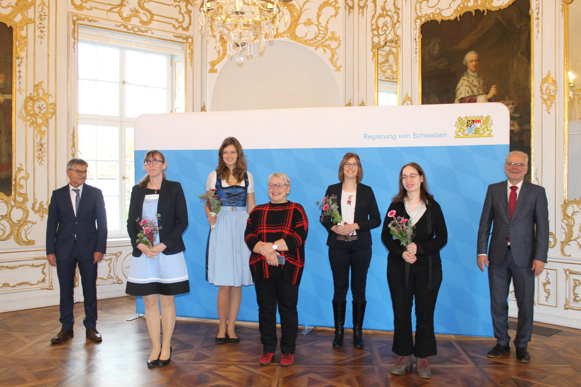 Meisterinnen der Hauswirtschaft 2020 mit Regierungspräsident Dr. Erwin Lohner und Bereichsleiter Johann Bergmaier sowie Birgit Billy (VSB): Desiree Fels (Königsbrunn), Veronika Kemser (Rott am Lech), Anna Reiß (Langerringen), Carola Hollmann (Stadtbergen) Meisterinnen der Hauswirtschaft 2020 mit Regierungspräsident Dr. Erwin Lohner und Bereichsleiter Johann Bergmaier sowie Birgit Billy (VSB): Desiree Fels (Königsbrunn), Veronika Kemser (Rott am Lech), Anna Reiß (Langerringen), Carola Hollmann (Stadtbergen)